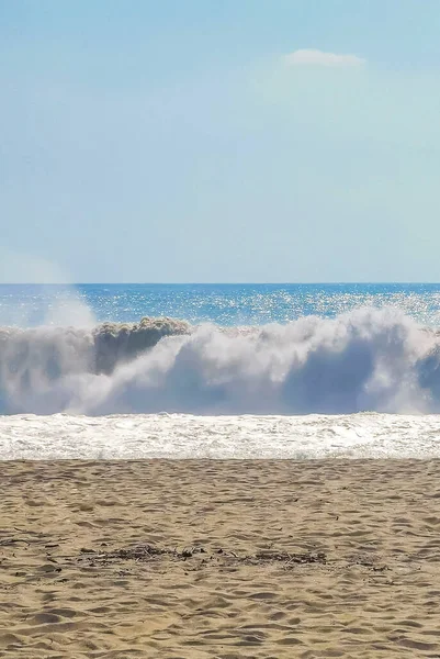 ジカテラのビーチで非常に美しい大きなサーファーの波プエルトエスコンディドオアハカメキシコ — ストック写真