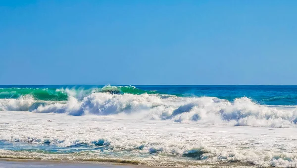 ジカテラのビーチで非常に美しい大きなサーファーの波プエルトエスコンディドオアハカメキシコ — ストック写真