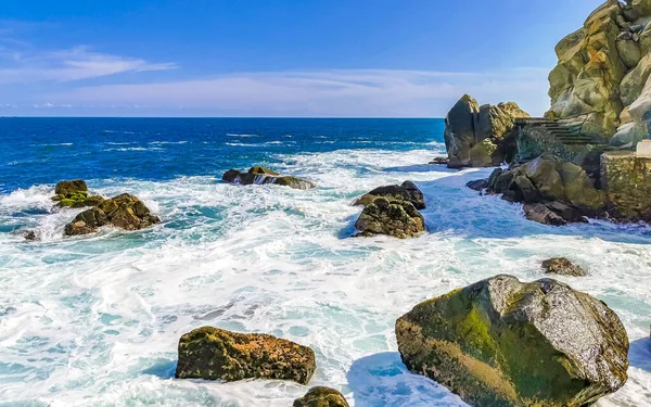 Extreem Mooie Grote Golven Van Surfers Rotsen Stenen Rotsblokken Het — Stockfoto