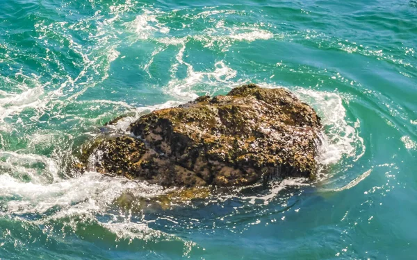 Niezwykle Piękne Ogromne Fale Surferskie Skały Skały Skały Głazy Plaży — Zdjęcie stockowe