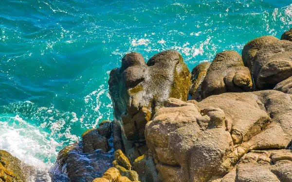 Чрезвычайно Красивый Огромный Большой Серфер Волны Скалы Скалы Камни Валуны — стоковое фото
