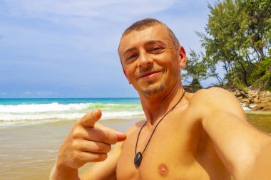 Dünya turisti FARANG, Thalang Phuket Tayland 'daki turkuaz berrak suyla Nai Thon Naithon Sahili Koyu' nda.