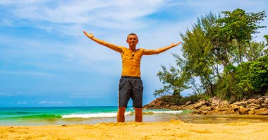 Dünya turisti FARANG, Thalang Phuket Tayland 'daki turkuaz berrak suyla Nai Thon Naithon Sahili Koyu' nda.