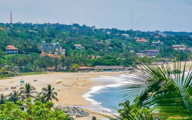 Sörfçü dalgaları, palmiye ağaçları ve Zicatela Puerto Escondido Oaxaca 'da mavi gökyüzü ile güzel doğal manzara..