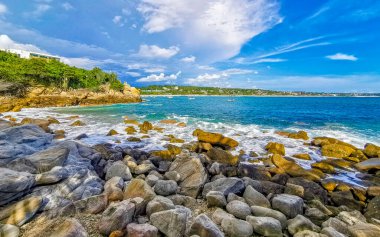 Son derece güzel büyük sörfçü Zicatela Puerto Escondido Oaxaca sahilinde kayalıkları taşları ve kayaları sallıyor..