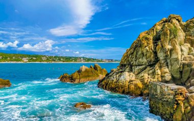 Son derece güzel büyük sörfçü Zicatela Puerto Escondido Oaxaca sahilinde kayalıkları taşları ve kayaları sallıyor..