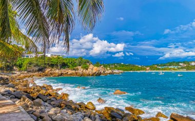 Son derece güzel büyük sörfçü Zicatela Puerto Escondido Oaxaca sahilinde kayalıkları taşları ve kayaları sallıyor..