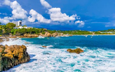 Son derece güzel büyük sörfçü Zicatela Puerto Escondido Oaxaca sahilinde kayalıkları taşları ve kayaları sallıyor..