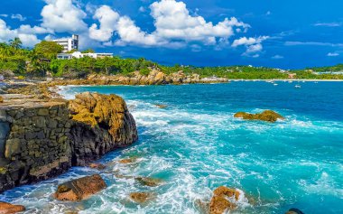 Son derece güzel büyük sörfçü Zicatela Puerto Escondido Oaxaca sahilinde kayalıkları taşları ve kayaları sallıyor..