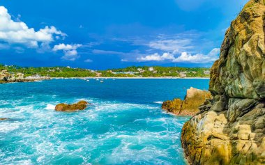 Son derece güzel büyük sörfçü Zicatela Puerto Escondido Oaxaca sahilinde kayalıkları taşları ve kayaları sallıyor..