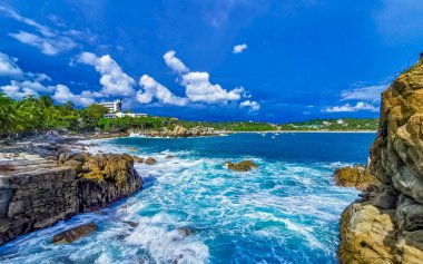 Son derece güzel büyük sörfçü Zicatela Puerto Escondido Oaxaca sahilinde kayalıkları taşları ve kayaları sallıyor..