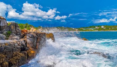 Son derece güzel büyük sörfçü Zicatela Puerto Escondido Oaxaca sahilinde kayalıkları taşları ve kayaları sallıyor..
