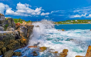 Son derece güzel büyük sörfçü Zicatela Puerto Escondido Oaxaca sahilinde kayalıkları taşları ve kayaları sallıyor..