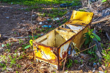 Phuket Adası Tayland 'daki Naithon Beach Sakhu Thalang' daki Plastik Kirli Kirlilik ve Kirlilik Güney Asya 'da.