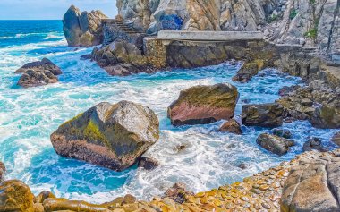 Son derece güzel büyük sörfçü Zicatela Puerto Escondido Oaxaca sahilinde kayalıkları taşları ve kayaları sallıyor..