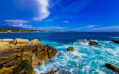 Son derece güzel büyük sörfçü Zicatela Puerto Escondido Oaxaca sahilinde kayalıkları taşları ve kayaları sallıyor..