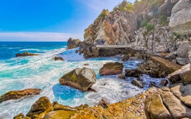 Son derece güzel büyük sörfçü Zicatela Puerto Escondido Oaxaca sahilinde kayalıkları taşları ve kayaları sallıyor..
