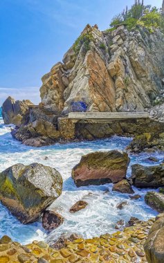 Son derece güzel büyük sörfçü Zicatela Puerto Escondido Oaxaca sahilinde kayalıkları taşları ve kayaları sallıyor..