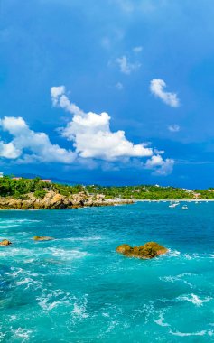 Son derece güzel büyük sörfçü Zicatela Puerto Escondido Oaxaca sahilinde kayalıkları taşları ve kayaları sallıyor..