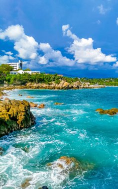 Son derece güzel büyük sörfçü Zicatela Puerto Escondido Oaxaca sahilinde kayalıkları taşları ve kayaları sallıyor..