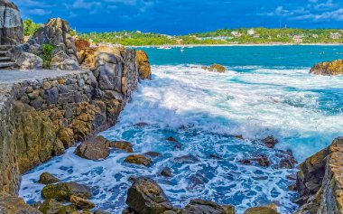 Son derece güzel büyük sörfçü Zicatela Puerto Escondido Oaxaca sahilinde kayalıkları taşları ve kayaları sallıyor..