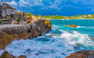 Son derece güzel büyük sörfçü Zicatela Puerto Escondido Oaxaca sahilinde kayalıkları taşları ve kayaları sallıyor..