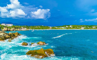 Son derece güzel büyük sörfçü Zicatela Puerto Escondido Oaxaca sahilinde kayalıkları taşları ve kayaları sallıyor..