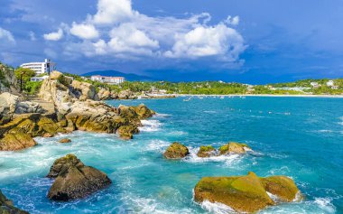 Son derece güzel büyük sörfçü Zicatela Puerto Escondido Oaxaca sahilinde kayalıkları taşları ve kayaları sallıyor..