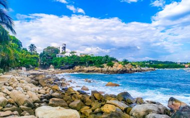 Son derece güzel büyük sörfçü Zicatela Puerto Escondido Oaxaca sahilinde kayalıkları taşları ve kayaları sallıyor..