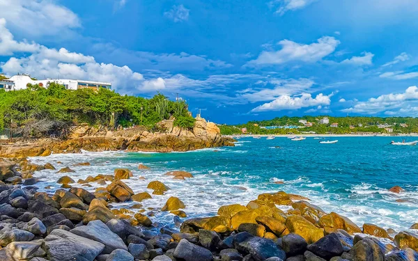 Son derece güzel büyük sörfçü Zicatela Puerto Escondido Oaxaca sahilinde kayalıkları taşları ve kayaları sallıyor..