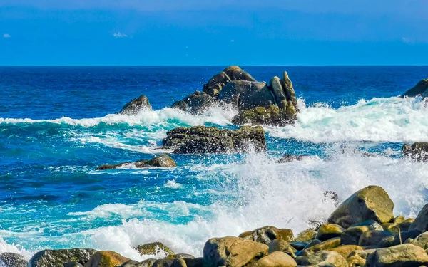 아름답고 파도가 멕시코 푸에르토 오악사카 해변의 바위들 — 스톡 사진