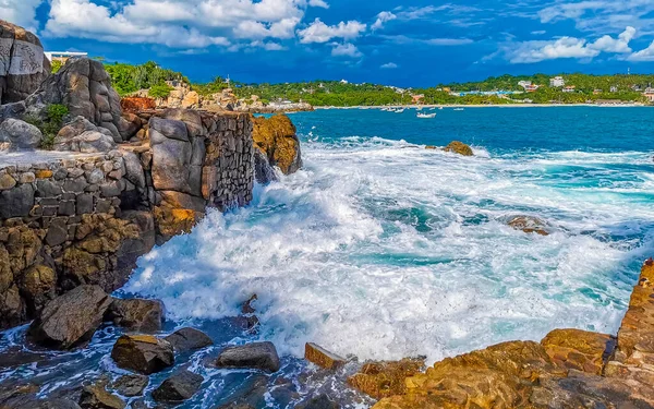 Son derece güzel büyük sörfçü Zicatela Puerto Escondido Oaxaca sahilinde kayalıkları taşları ve kayaları sallıyor..