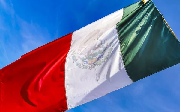 墨西哥埃斯科斯塔多瓦哈卡港的墨西哥绿色 蓝云白色国旗 — 图库照片