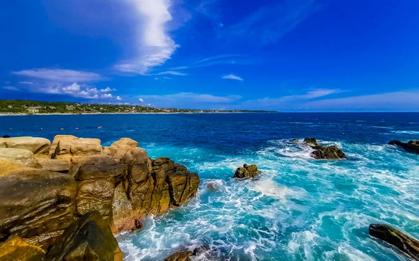 Son derece güzel büyük sörfçü Zicatela Puerto Escondido Oaxaca sahilinde kayalıkları taşları ve kayaları sallıyor..
