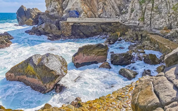 Extremadamente Hermoso Gran Surfista Olas Rocas Acantilados Piedras Cantos Rodados — Foto de Stock