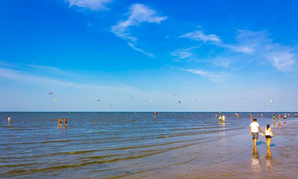 Пляж Моря Грязьові Плоти Йдуть Блакитним Небом Узбережжі Північного Моря — стокове фото