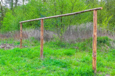 Cuxhaven Aşağı Saksonya Almanya 'sında ormandaki tahta çubuklar ve kirişler.