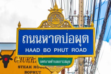 Surat Thani Tayland 'daki Koh Samui adasında yol tabelaları ve yön tabelaları.