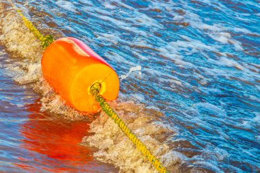 Güzel mavi ve turkuaz su dalgaları okyanus ve sarı turuncu şamandıra ve ipler Quintana Roo Mexico 'daki Playa del Carmen' in sularında..