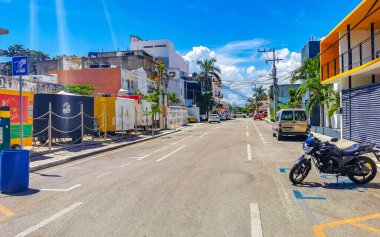 Tipik sokak yolu ve şehir manzarası arabalarla trafik restoranları, Quintana Roo Mexico 'daki Playa del Carmen' in insan ve binaları..