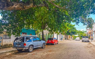 Tipik sokak yolu ve şehir manzarası arabalarla trafik restoranları, Quintana Roo Mexico 'daki Playa del Carmen' in insan ve binaları..