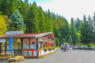 Wernigerode 'deki tipik cadde Harz Ulusal Parkı' nda ve Wernigerode Saksonya-Anhalt Almanya 'sındaki Brocken Dağı' nda.
