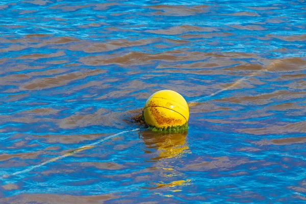 Belas Ondas Água Azul Azul Turquesa Oceano Amarelo Vermelho Laranja — Fotografia de Stock