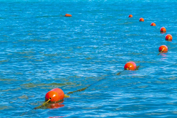 Mooie Blauwe Turquoise Watergolven Oceaan Geel Rood Oranje Boei Touwen — Stockfoto