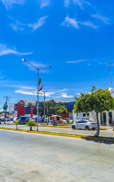 典型的な通りの道路や車の交通レストランのある街並みは キンタナ メキシコのプラヤデルカルメンの人々や建物を格納します — ストック写真