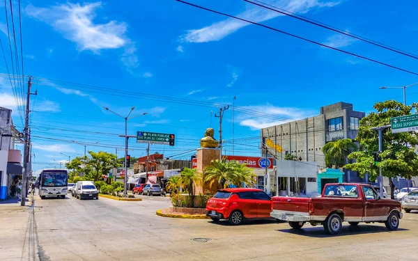 典型的街道和城市景观与汽车交通餐厅商店在金塔纳罗奥州的普莱亚德尔卡门商店的人和建筑物 — 图库照片