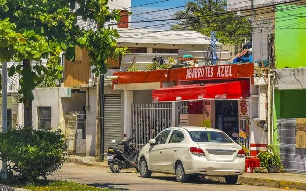 Tipik Sokak Yolu Şehir Manzarası Arabalarla Trafik Restoranları Quintana Roo — Stok fotoğraf