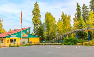 Wernigerode 'deki tipik cadde Harz Ulusal Parkı' nda ve Wernigerode Saksonya-Anhalt Almanya 'sındaki Brocken Dağı' nda.