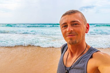 Dünya turisti FARANG, Thalang Phuket Tayland 'daki turkuaz berrak suyla Nai Thon Naithon Sahili Koyu' nda.