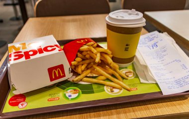 McDonalds yiyecek burger kahvesi Doğu Bölgesi Changi Singapur, Güneydoğu Asya 'da havaalanında.